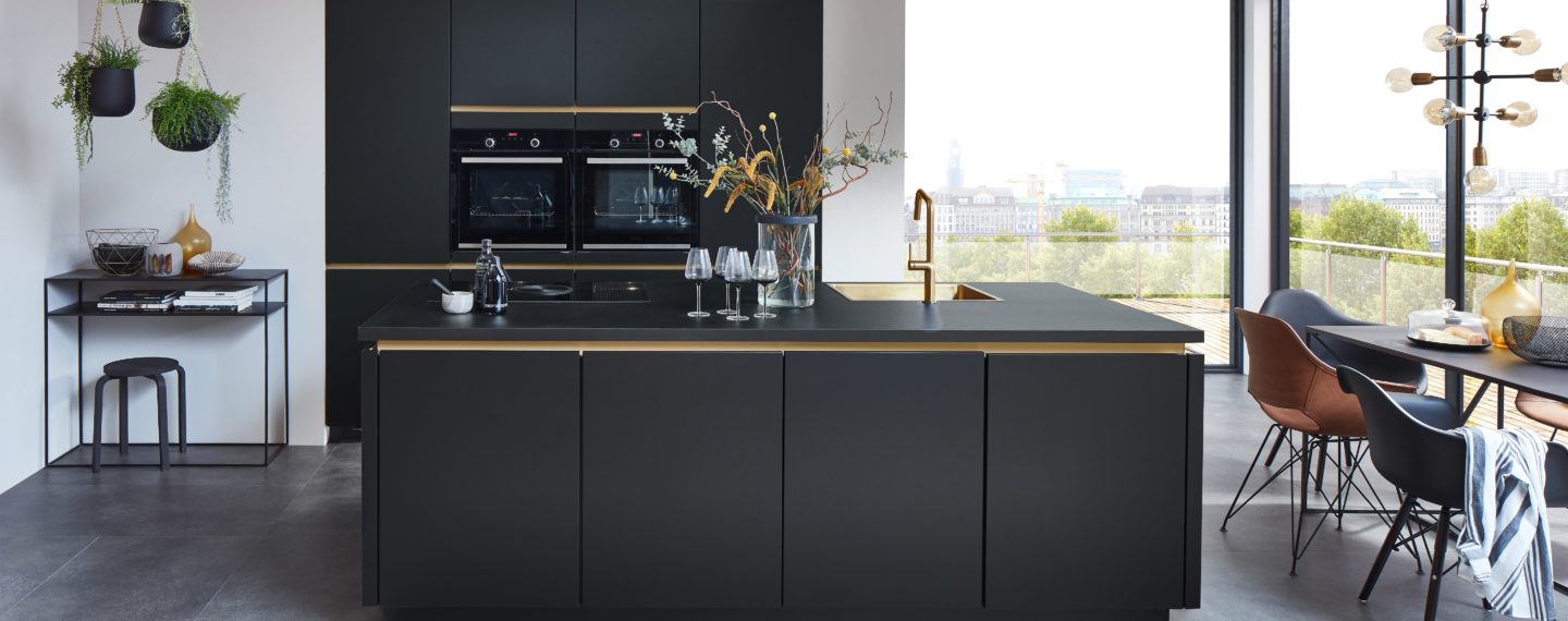 Küche & Concept Foto Blog edele schwarze Kücheninsel mit Gold Akzenten