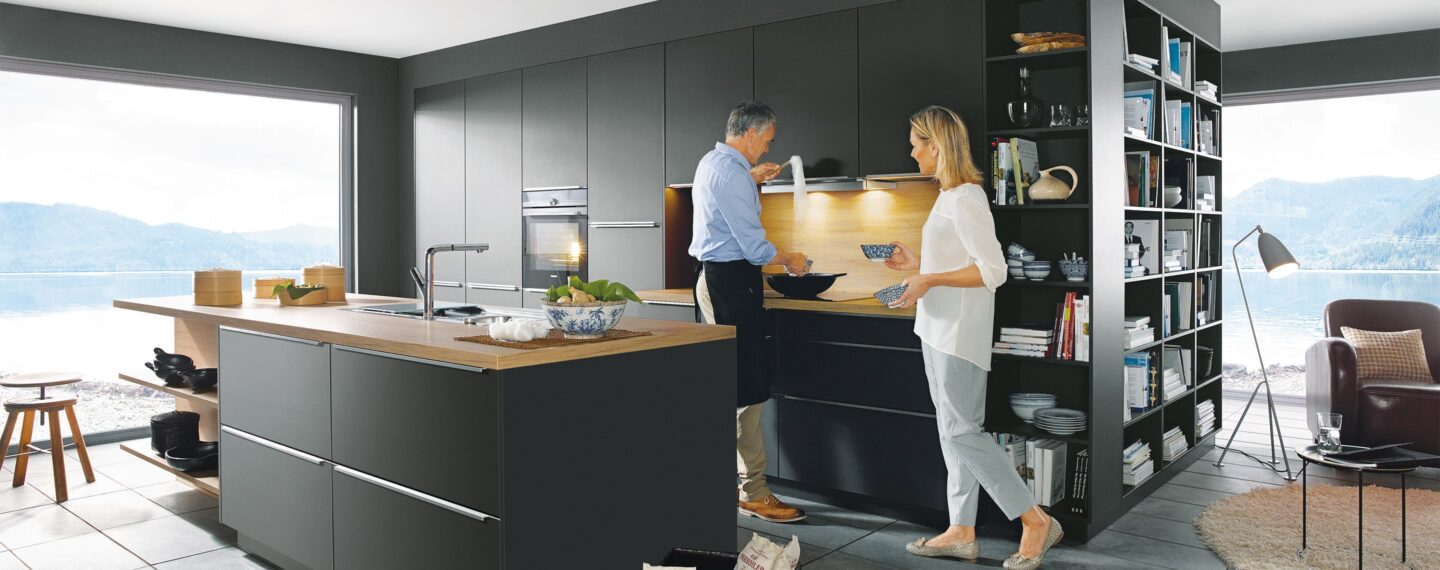 Küche & Concept Foto moderne schwarze grifflose Küchenlandschaft
