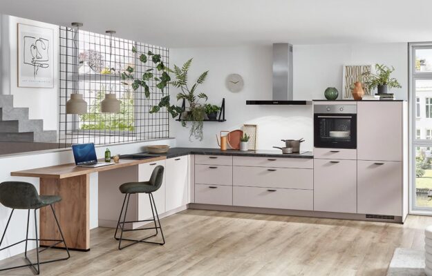 Foto Stylische nobilia®-Inselküche mit Fronten in Sand strukutriert / Arbeitsplatte in Marmor schwarz Nachbildung