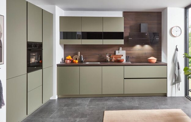Senso Grifflose nobilia®-Küchenkombination mit Fronten in Lack, Olive Premium matt / Arbeitsplatte und Nischenverkleidung in Walnuss natur Nachbildung / Korpus in Schwarz
