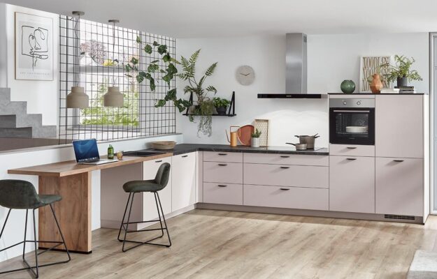 Stylische nobilia®-Inselküche mit Fronten in Sand strukutriert / Arbeitsplatte in Marmor schwarz Nachbildung/Ansatztisch in Taxus Nachbildung / Korpus in Sand / ohne Stühle