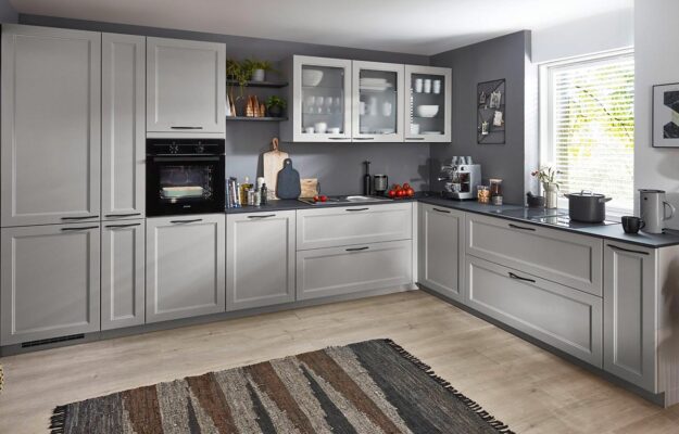 nobilia®-Winkelküche im Landhausstil mit Rahmenfronten in Lacklaminat, Steingrau / Korpus in Steingrau / Slim-Line-Xtra- Arbeitsplatte in Grauschiefer Nachbildung