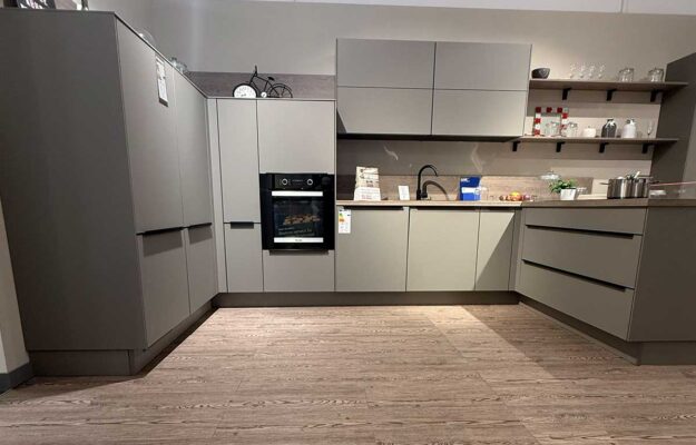 Nobilia Screen Taupegrau Maße 185cm x 406cm x 185cm und Block 150 cm Breit inkl. hochwertiger Miele Geräte